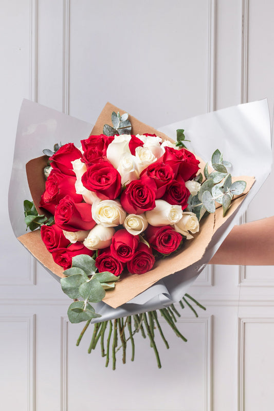 Ramo Buchón - 50 Rosas Roja y Blanca (PEREIRA)