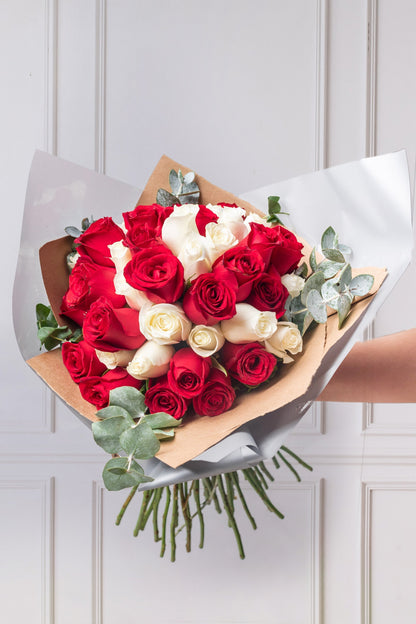 Ramo Buchón - 50 Rosas Roja y Blanca (PEREIRA)