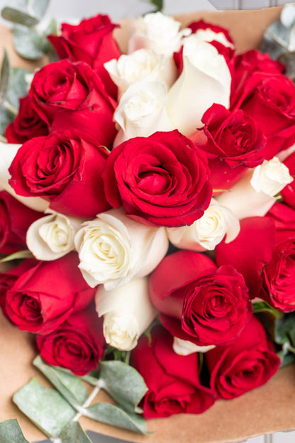Ramo Buchón / 50 Rosas Roja y Blanca